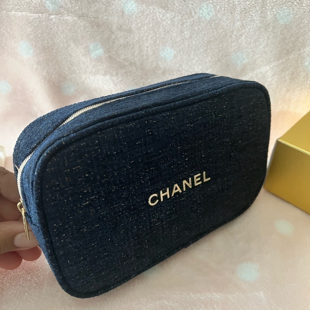 CHANEL• Eye Essential Set Holiday Gift set - Picture 8 of 11